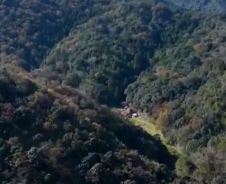 <span class="title">ポツンと一軒家を振り返る　走行が困難の一軒家</span>