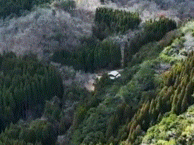 <span class="title">ポツンと一軒家を振り返る　家主専用のバス停</span>